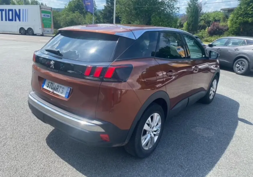 Vue 3/4 arrière droite du Peugeot 3008 2019 métallisé copper avec vitres surteintées et jantes alliage 17 pouces.