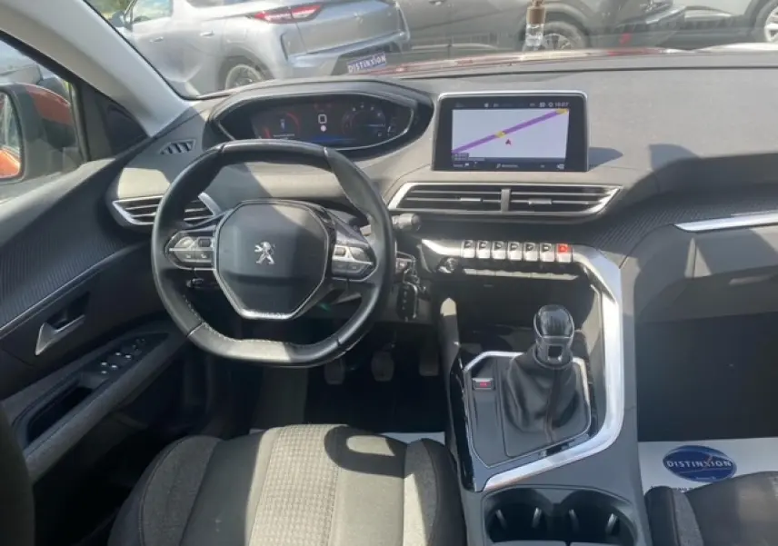 Vue intérieure du tableau de bord et volant du Peugeot 3008 2019, avec écran tactile et levier de vitesses manuel.