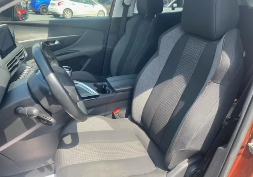 Vue intérieure côté conducteur du Peugeot 3008 2019 Metallic Cooper, mettant en valeur les sièges tissu bicolores et le volant.