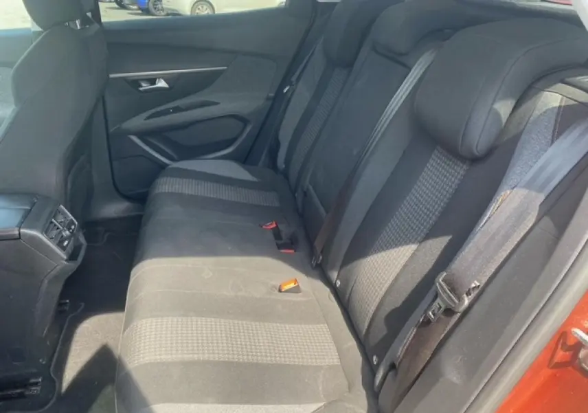 Vue intérieure arrière droite des sièges tissu gris foncé du Peugeot 3008 Metallic Cooper 2019.