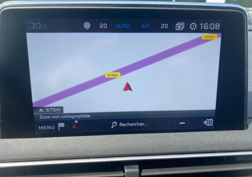 Écran tactile de navigation Peugeot 3008 2019 montrant une carte avec route D1089 et température à 30°C.