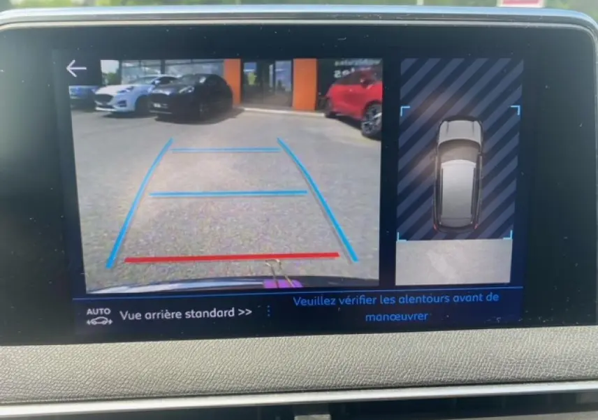 Affichage de la caméra de recul du Peugeot 3008 2019 Metallic Cooper avec aides visuelles au stationnement.