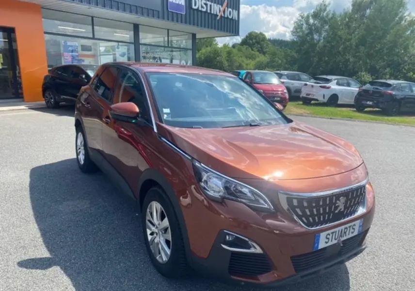 Peugeot 3008 2019 couleur Metallic Cooper vue 3/4 avant droit avec calandre chromée et jantes alliage 17 pouces.