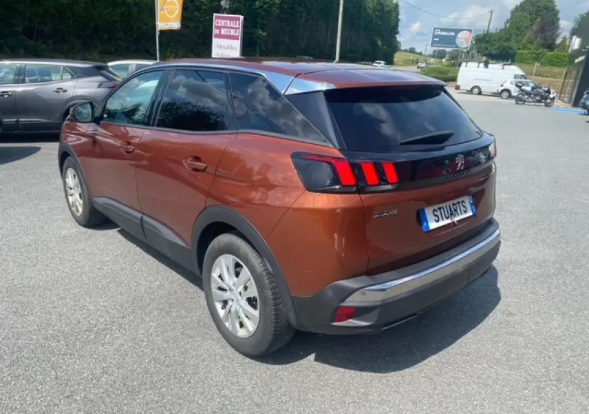 Vue 3/4 arrière droite d'un Peugeot 3008 2019 métallisé copper avec feux arrière à griffes rouges et vitres teintées.