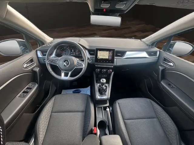 Intérieur noir du Renault Captur TCE 90 Evolution 2024, vue frontale du poste de conduite avec écran tactile et boîte manuelle.