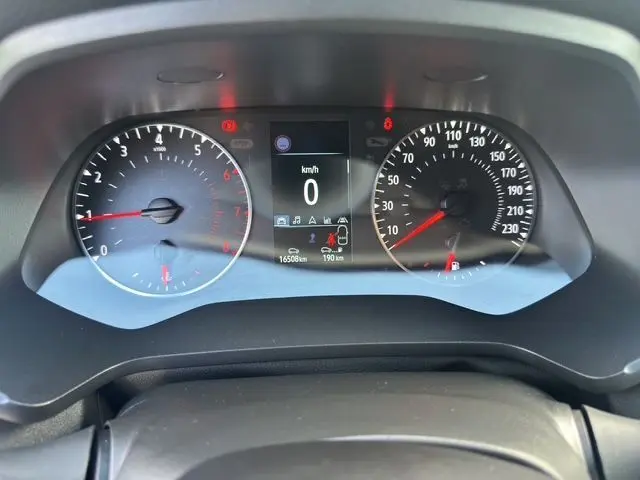 Gros plan sur le tableau de bord du Renault Captur TCE 90 Evolution 2024, affichant vitesse et compte-tours.