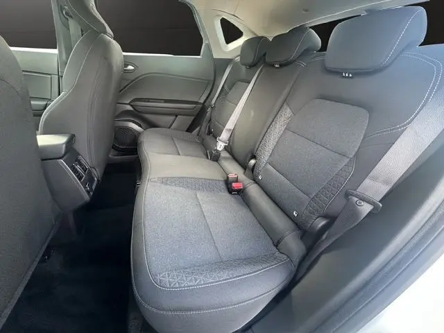 Vue intérieure côté droit des sièges arrière en tissu noir du Renault Captur TCE 90 Evolution 2024, avec ceinture de sécurité visible.