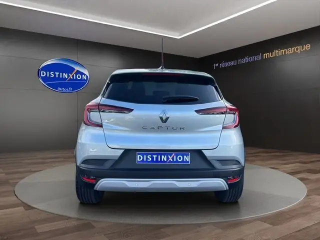 Vue arrière d'un Renault Captur TCE 90 Evolution gris Highland, avec feux LED et logo Renault bien visibles.