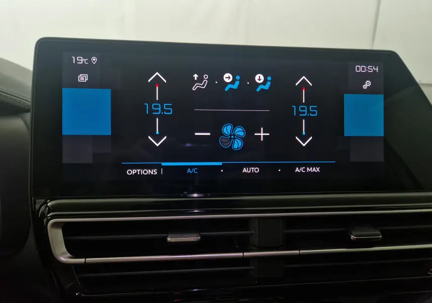 Écran tactile central du tableau de bord du Citroën C5 Aircross 2024 affichant la climatisation à 19,5°C avec commandes digitales.