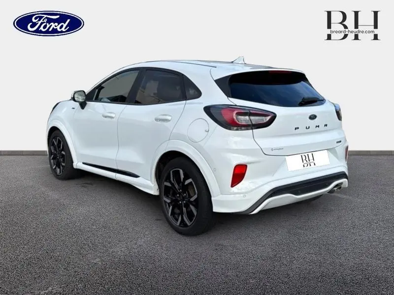 Ford Puma blanc Glacier vu de trois quarts arrière droit, avec jantes noires et vitres arrière surteintées.