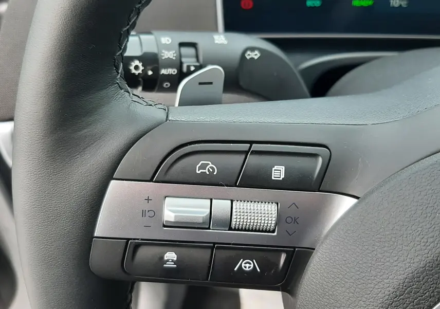 Gros plan sur les commandes multifonctions à gauche du volant du Hyundai Tucson 2025, intérieur noir.