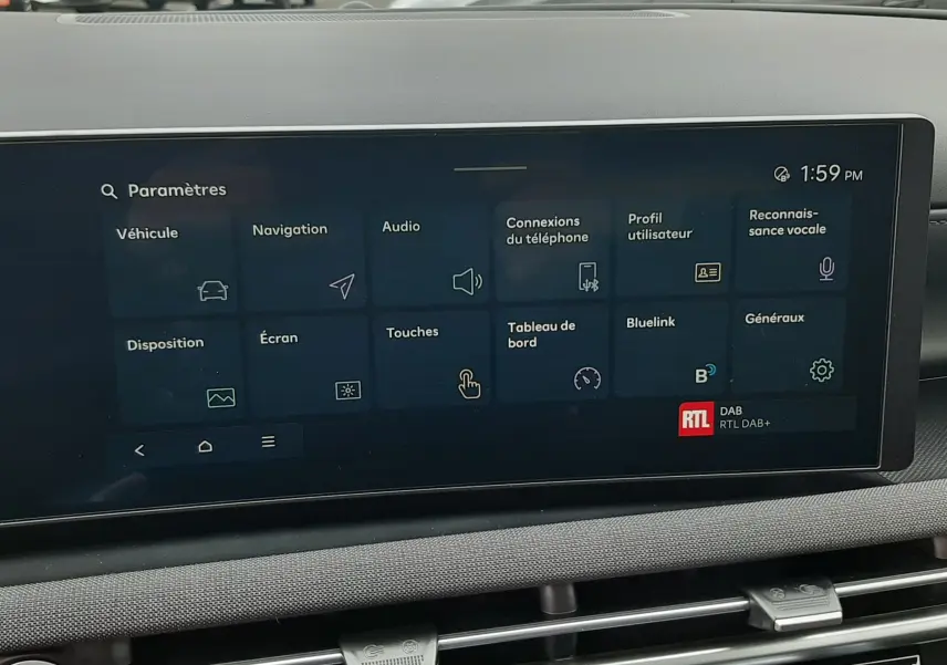 Écran tactile central du tableau de bord du Hyundai Tucson 2025 affichant les réglages et options multimédia.