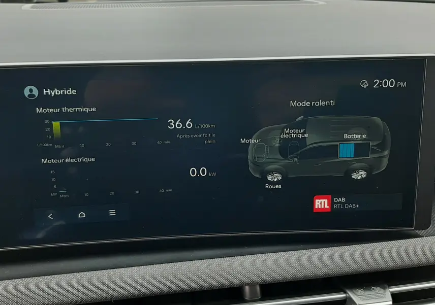 Vue intérieure de l'écran multimédia du Hyundai Tucson 2025 affichant les données du mode hybride en mode ralenti.