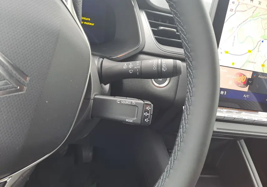 Détail du volant et commandes au volant du Renault Symbioz 2025, avec écran tactile et tableau de bord numérique.