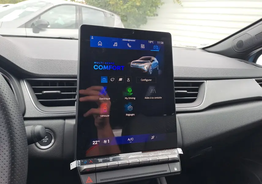 Vue intérieure du tableau de bord de la Renault Symbioz 2025, écran tactile vertical affichant le mode Confort.