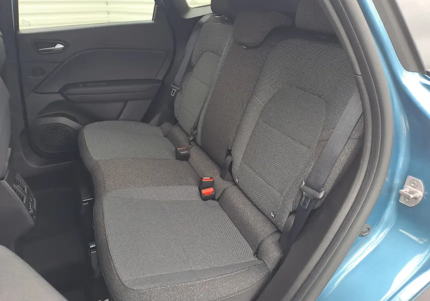 Vue intérieure côté arrière droit sur la banquette tissu gris du Renault SYMBIOZ bleu mercure 2025.