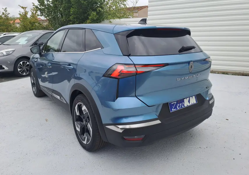 Vue 3/4 arrière droite d'une Renault SYMBIOZ bleu mercure avec feux arrière LED et jantes alliage noires.