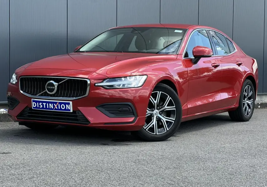 Volvo S60 rouge Fusion vue 3/4 avant droit avec calandre chromée et jantes alliage noires et argentées.