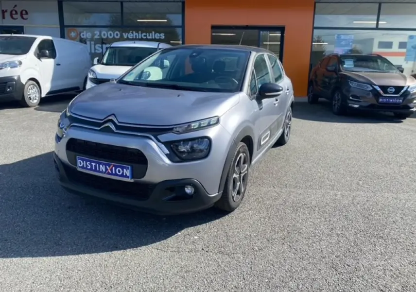 Citroën C3 gris Artense métal vue 3/4 avant droit avec phares LED et enjoliveurs 3D sur parking extérieur.