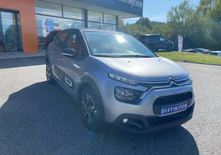 Citroën C3 gris Artense métal vue 3/4 avant droit, avec Airbump noir et jantes 16 pouces design acier.