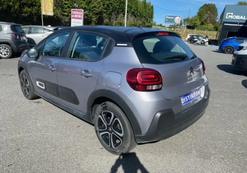 Citroën C3 gris Artense métal vue 3/4 arrière droit avec Airbump noir et feux LED distinctifs.