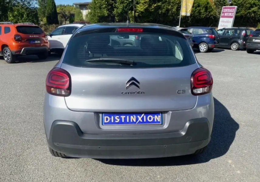 Vue arrière d'une Citroën C3 gris Artense métal 2022 avec pare-chocs noir et feux arrière LED distinctifs.