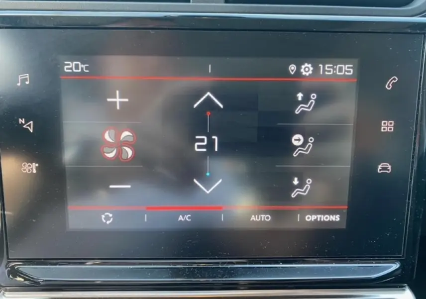 Écran tactile central de la Citroën C3 2022 affichant la climatisation automatique réglée à 21°C.