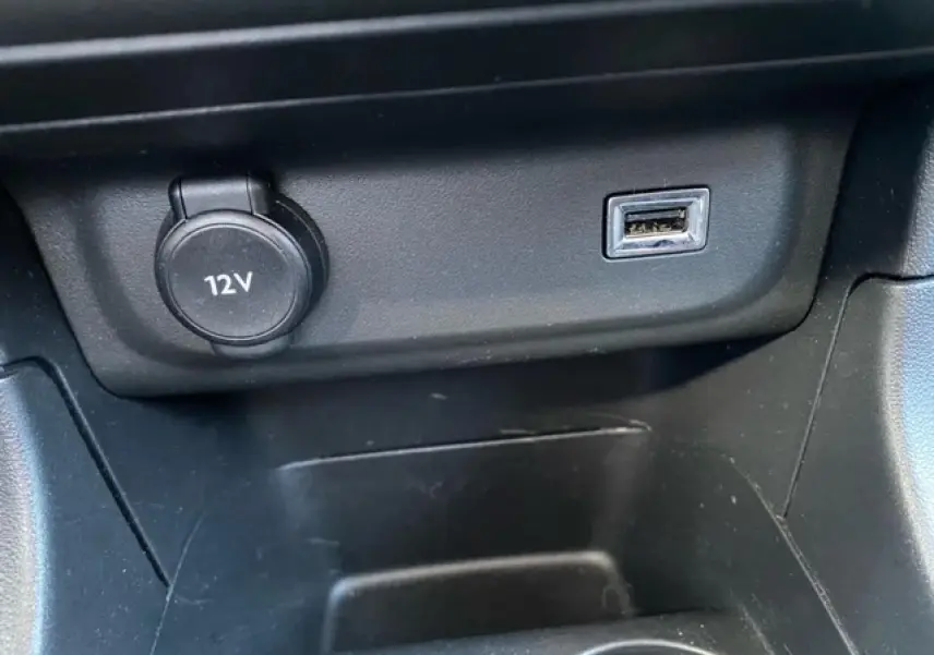 Prise 12V et port USB intégrés dans la console centrale d'une Citroën C3 2022 finition Shine gris Artense.