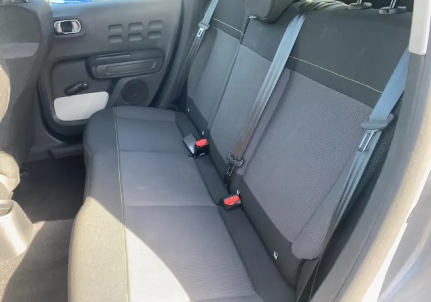 Banquette arrière en tissu gris foncé vue côté droit dans une Citroën C3 2022 finition Shine.