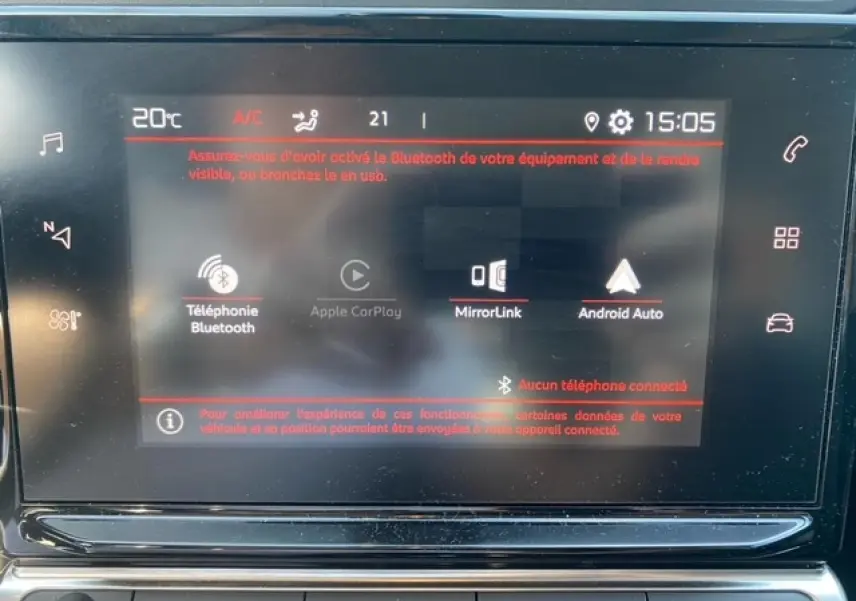 Écran tactile central de la Citroën C3 2022 affichant les options Bluetooth, MirrorLink et Android Auto.
