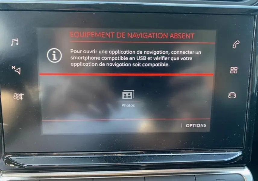 Écran tactile central de la Citroën C3 2022 affichant un message d'absence d'équipement de navigation.