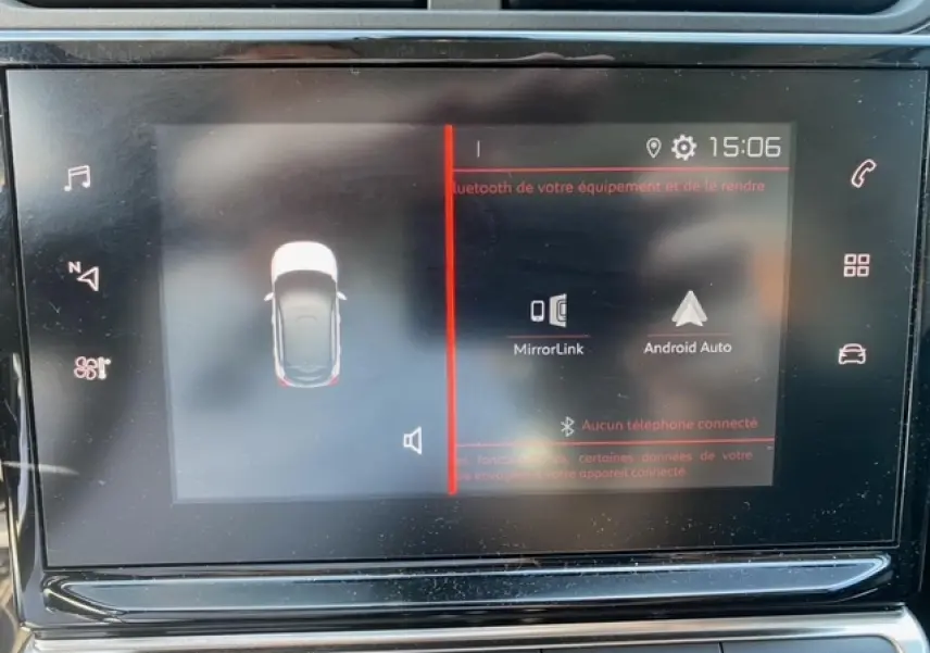 Écran tactile central de la Citroën C3 2022 affichant MirrorLink et Android Auto, vue rapprochée intérieure.