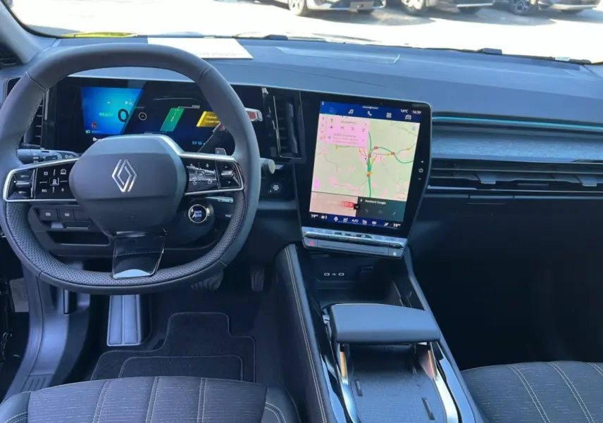 Vue intérieure avant du Renault Austral E-TECH 200 TECHNO TPANO 2025, avec tableau de bord numérique et écran tactile central.