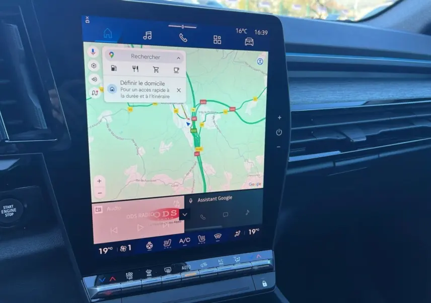Intérieur du Renault Austral E-Tech 200 Techno 2025, écran tactile central affichant la navigation, finition noire étoilée.