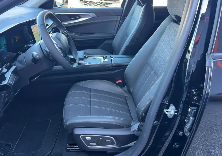 Intérieur côté conducteur du Renault Austral E-Tech 200 Techno 2025 en noir étoilé, sièges et tableau de bord visibles.