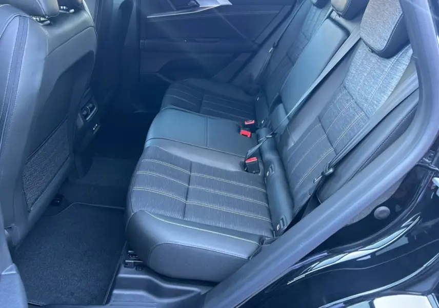 Vue intérieure côté droit des sièges arrière en tissu et cuir du Renault Austral E-Tech 200 Techno 2025 noir étoilé.
