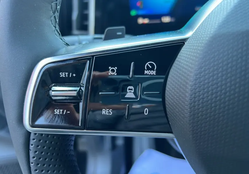Gros plan sur les commandes de régulateur de vitesse au volant du Renault Austral E-TECH 200 noir étoilé 2025.