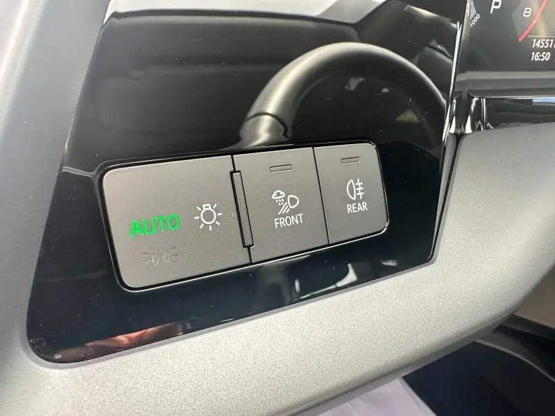 Gros plan sur les commandes d'éclairage automatiques vertes et blanches dans l'habitacle de l'Audi A3 Sportback 2024.