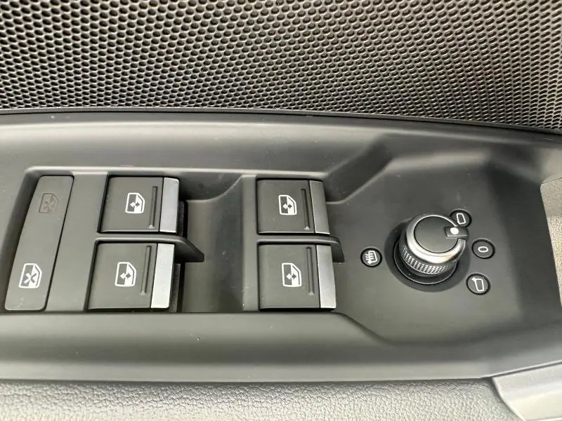 Panneau de commandes des vitres et réglage des rétroviseurs côté gauche intérieur d'une Audi A3 Sportback 2024 noire.