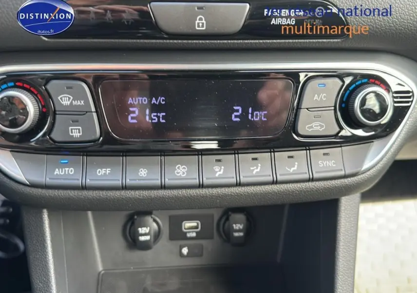 Détail du tableau de bord de la Hyundai i30 SW 2022 montrant la climatisation automatique bi-zone et les ports USB et 12V.