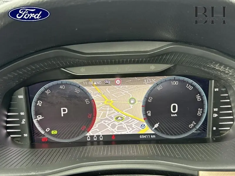 Tableau de bord numérique du Skoda Kamiq gris graphite, affichage vitesse et carte GPS en vue frontale.