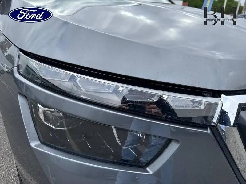 Gros plan sur le phare avant droit gris graphite métallisé du Skoda Kamiq 2023, soulignant ses lignes modernes.