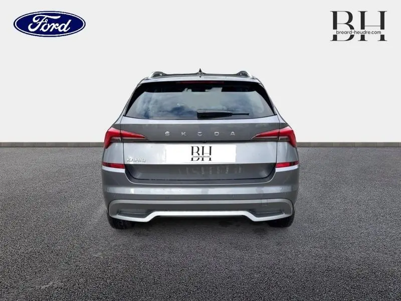 Vue arrière d'un Skoda Kamiq gris graphite métallisé, soulignant ses feux arrière LED et son design compact.