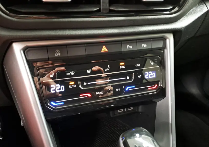 Panneau de commande de climatisation numérique du Volkswagen T-Roc 2024 avec affichage température à 22°C et boutons tactiles.