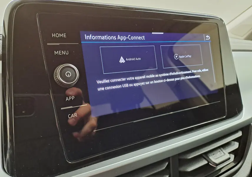 Écran tactile central du Volkswagen T-Roc 2024 affichant les options Android Auto et Apple CarPlay, avec commandes latérales.