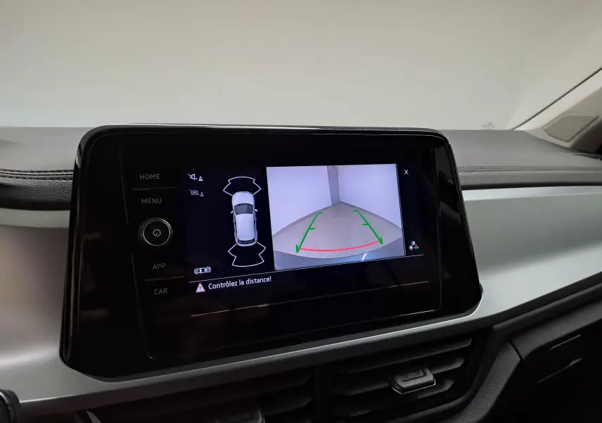 Écran central du Volkswagen T-Roc 2024 montrant la caméra de recul avec vue arrière et alertes de distance.
