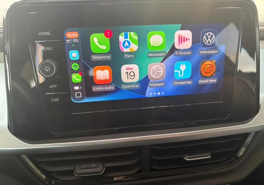 Écran tactile central du Volkswagen T-Roc 2024 affichant des applications connectées, vue de face intérieure.