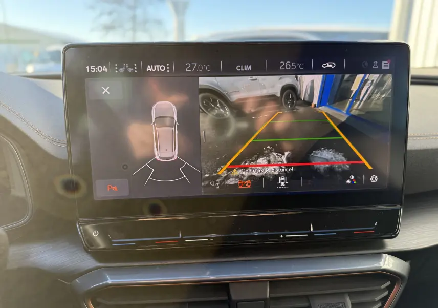 Écran tactile intérieur montrant la caméra de recul et l'affichage des capteurs de stationnement du CUPRA Formentor noir minuit.