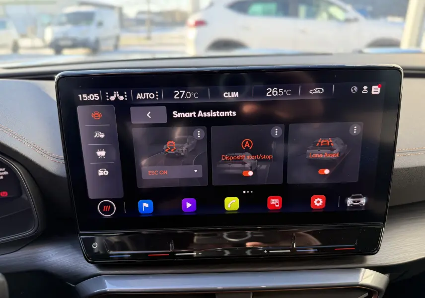 Écran tactile central du tableau de bord du CUPRA Formentor 2023 affichant les assistants de conduite.