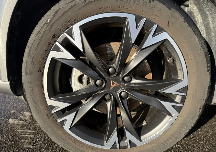 Gros plan sur la jante noire et argentée du CUPRA Formentor 2023, avec logo CUPRA au centre.